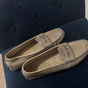 Women’s gray Tods driving moccasins